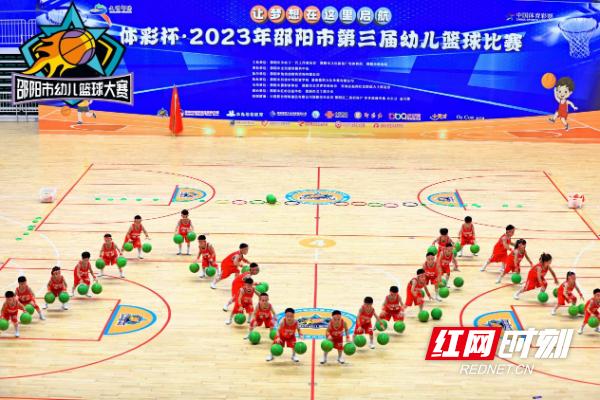 篮球接力传球规则幼儿园_幼儿园篮球传接球教案_幼儿篮球传接球训练