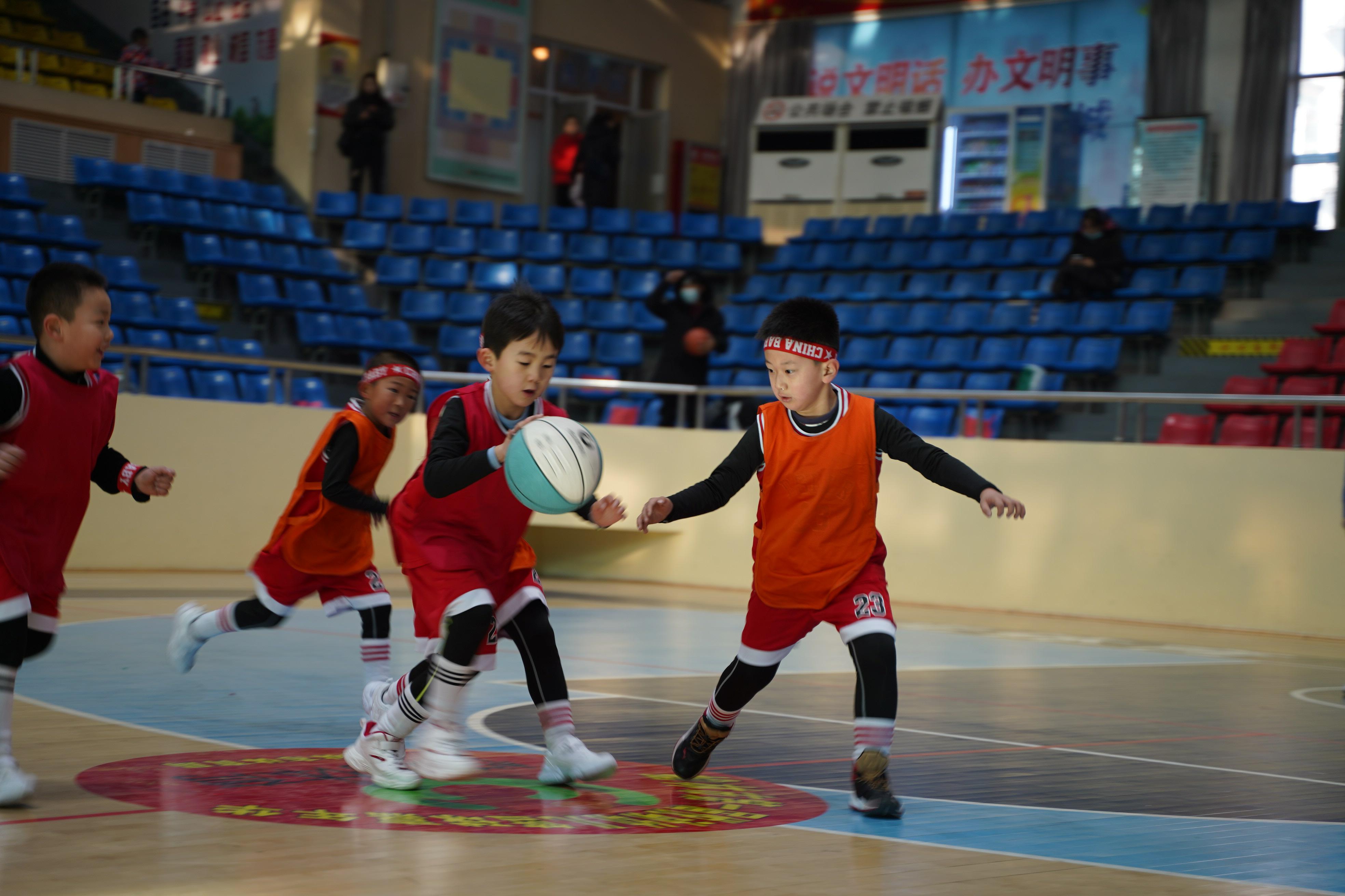 幼儿篮球传接球训练_篮球接力传球规则幼儿园_传球接力游戏幼儿园