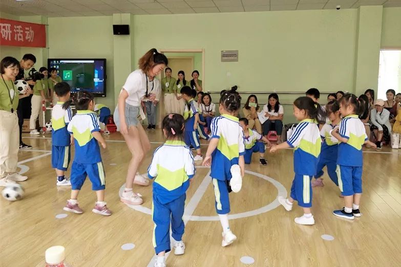 幼儿园足球游戏规则制定_幼儿足球规则意识_幼儿园足球的规则