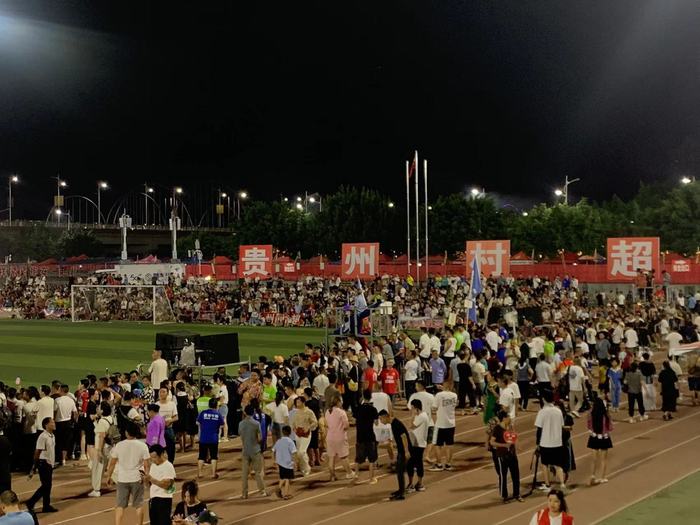 足球捡球方式_足球场的捡球技巧_足球比赛捡球