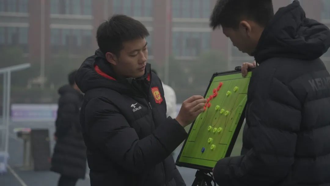 足球中锋规则视频_足球中锋的位置和打法视频_足球中锋的阵型