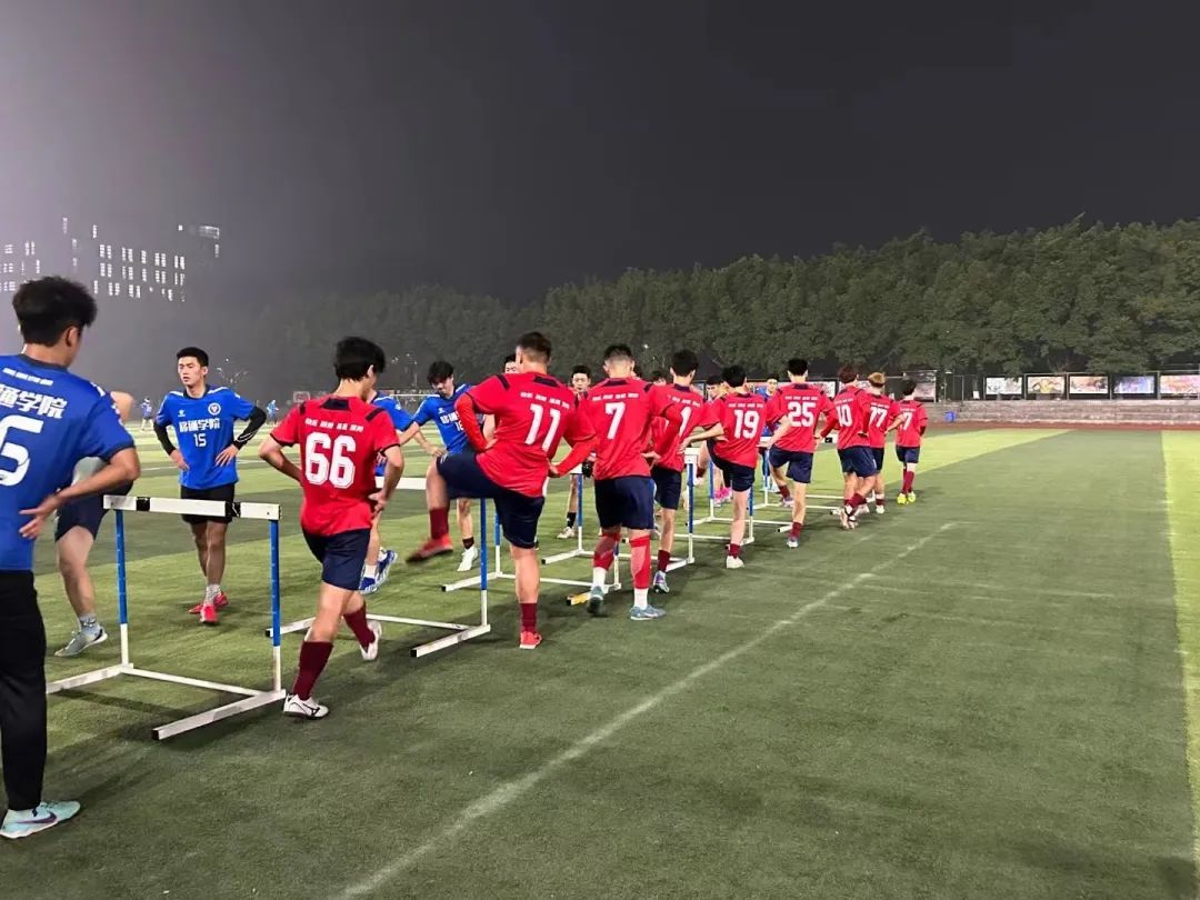 足球中锋规则视频_足球中锋的位置和打法视频_足球中锋的阵型