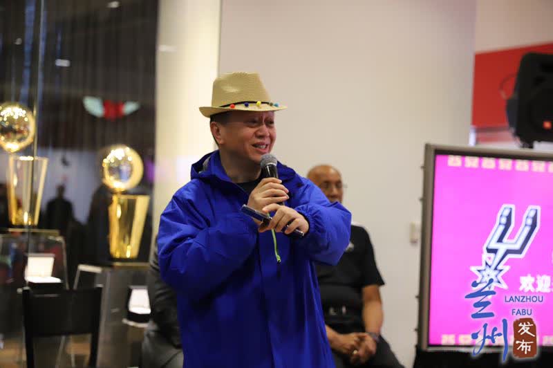 中午打篮球技巧_打篮球中场休息多长时间_中午的篮球